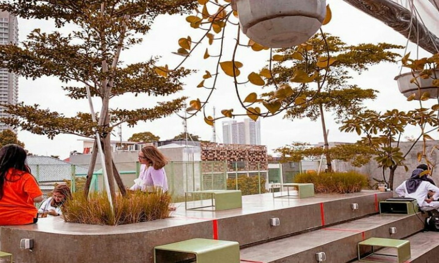 Nongkrong Asyik di <i>Cafe Rooftop</i> Seputar Jakarta