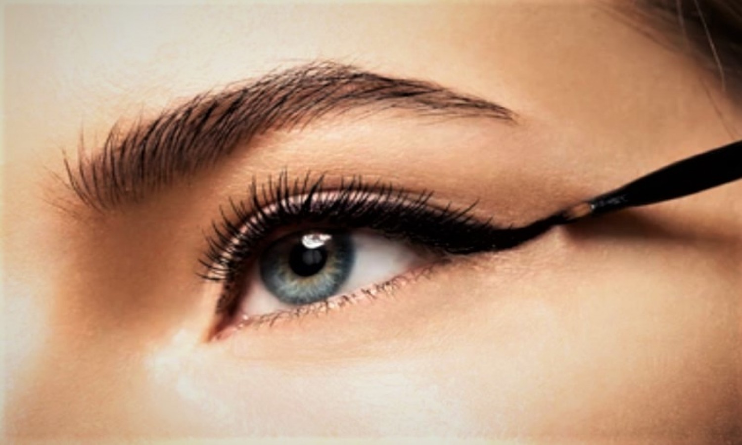 Bahaya, Jangan Gunakan <i>Eyeliner</i> Pada Garis Air