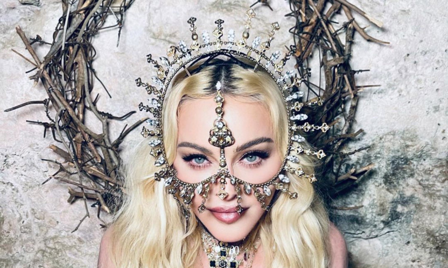 Madonna Kenakan Aksesoris Desainer Indonesia