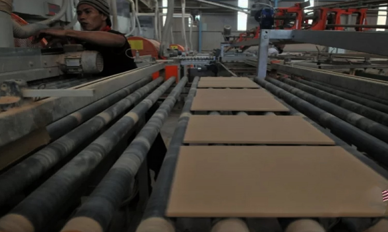 Menaker Ingatkan Usaha Sektor Esensial Ketatkan Prokes