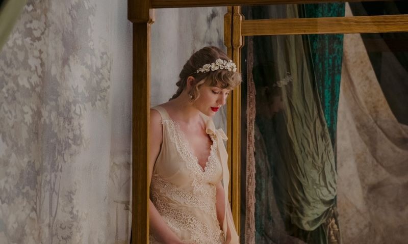 Taylor Swift Rilis Ulang Album <i>Red</i>