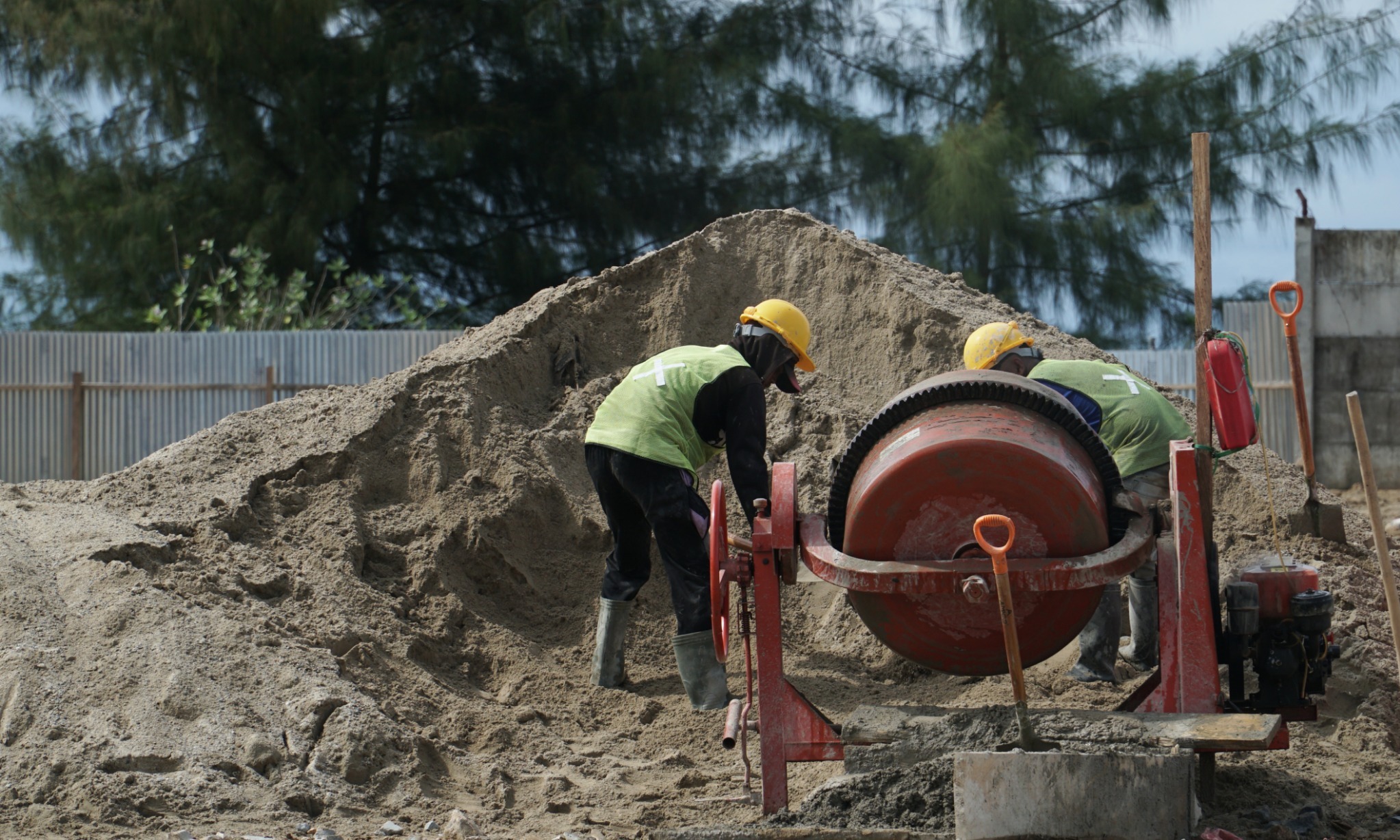 tukang parkir pati menuntut keadilan di depan kantor bupati