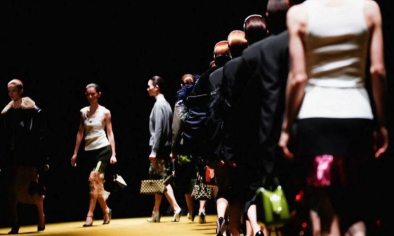 Prada Usung Tema Sejarah Perempuan Di Milan Fashion Week