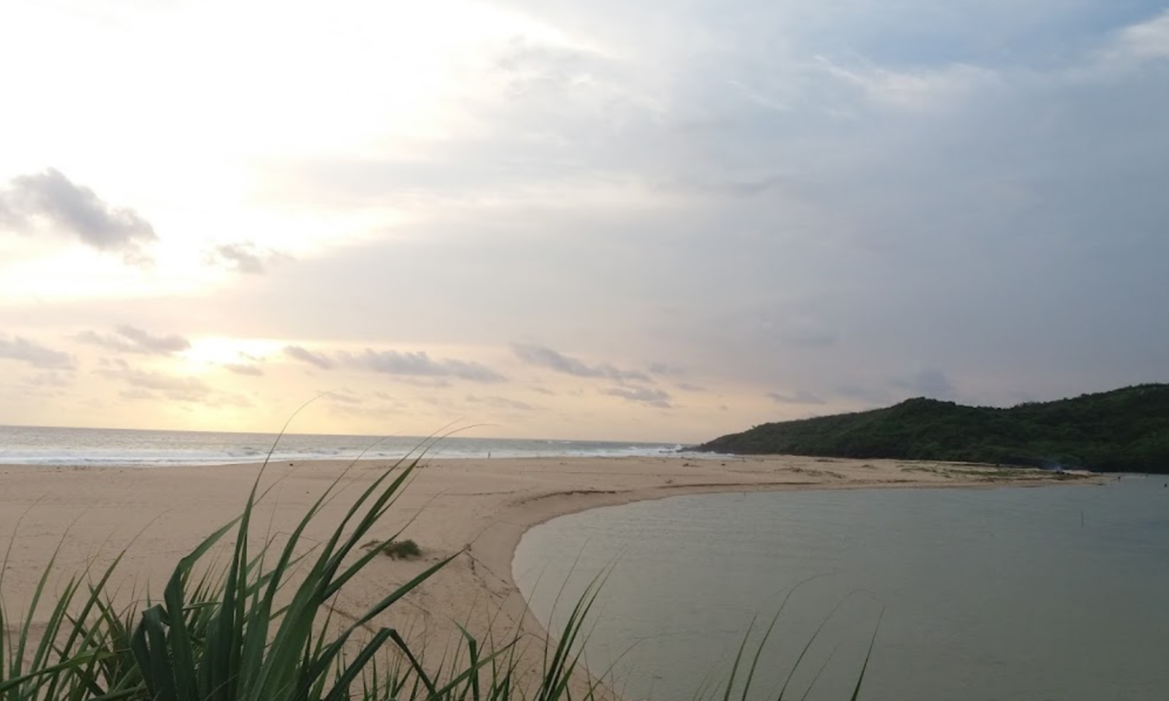 Telusur Pantai Pasir Putih Ujung Genteng Yang Tersembunyi