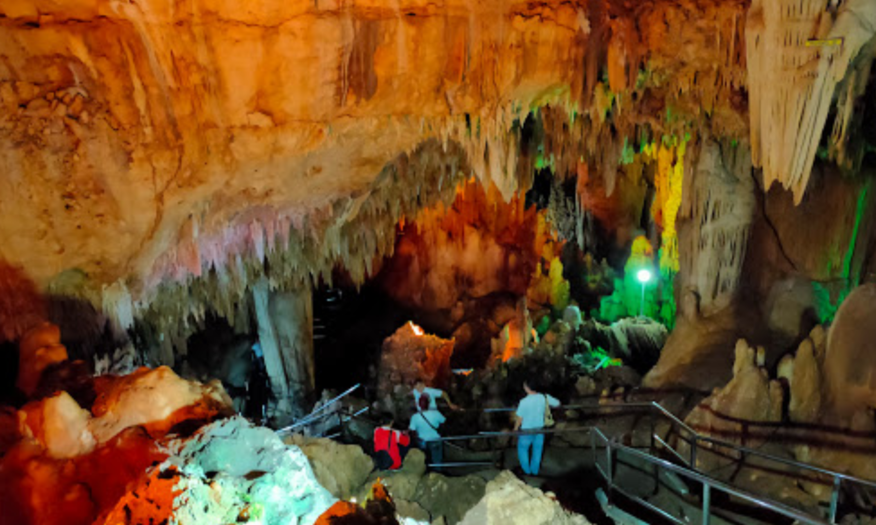 Belajar Menikmati <i>Caving</i> Di Gua-Gua Terbaik Indonesia