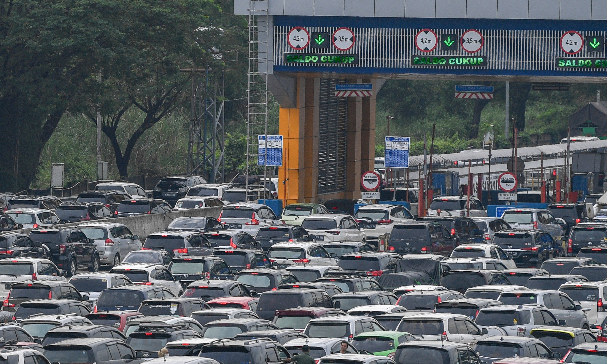 <i>One Way</i> Dimulai, Pemudik Wajib Cek BBM Dan Saldo E-Money