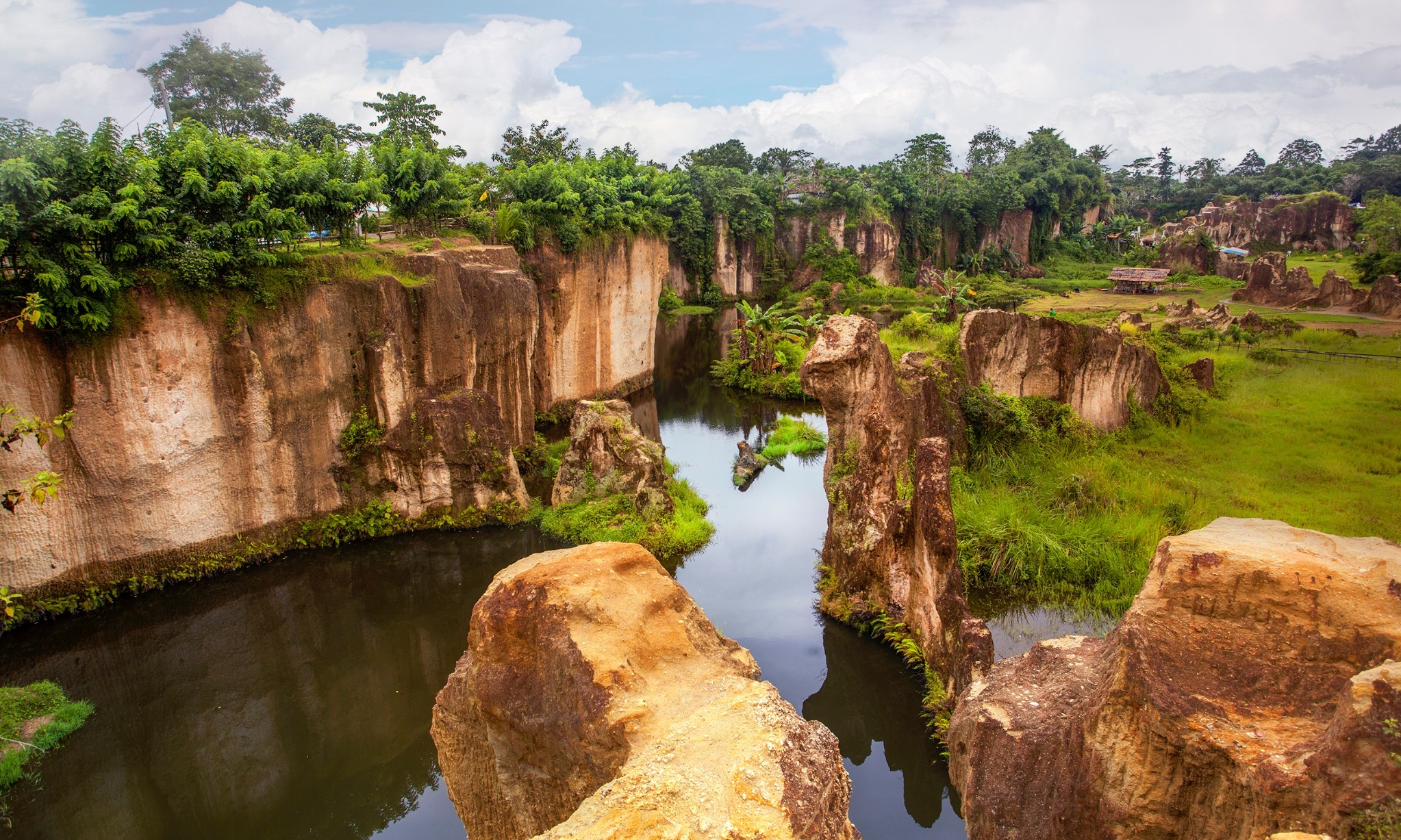 Menikmati Eksotiknya Lanskap Tebing Koja