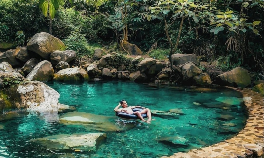 Lembah Tepus: Sensasi Berendam di Kolam Bertingkat dengan Air Biru Jernih di Gunung Salak