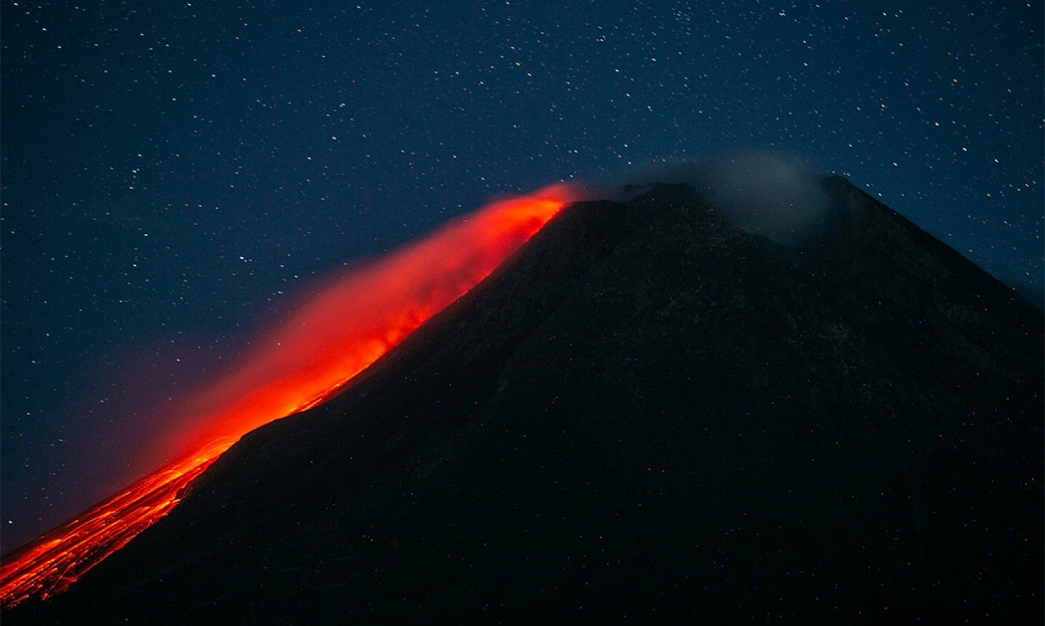 Megahnya Merapi-Borobudur Dalam Pameran Foto "Bara-Api"