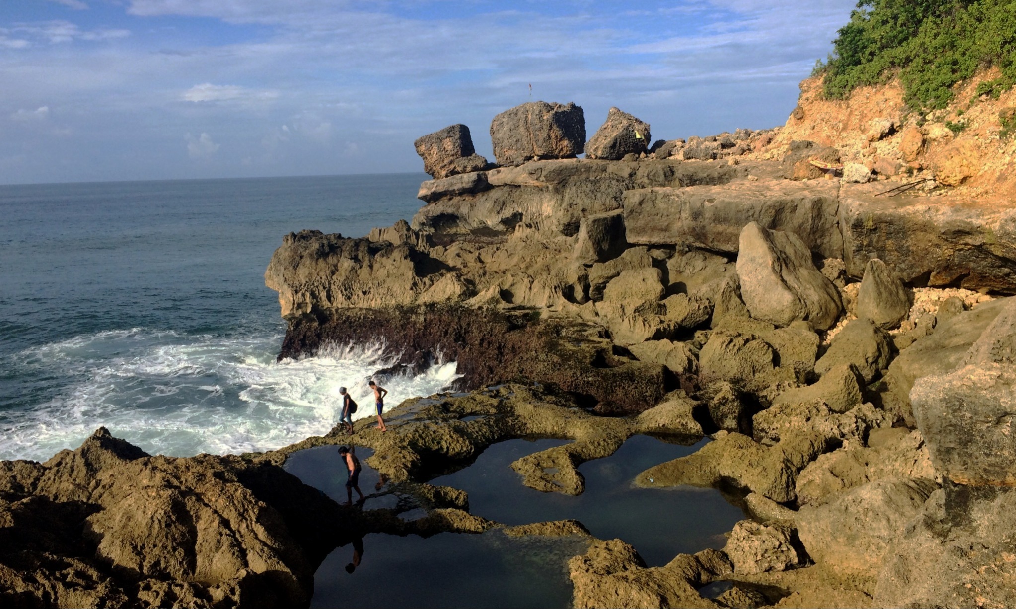 Berenang Di Kolam Alami Pantai Kedung Tumpang