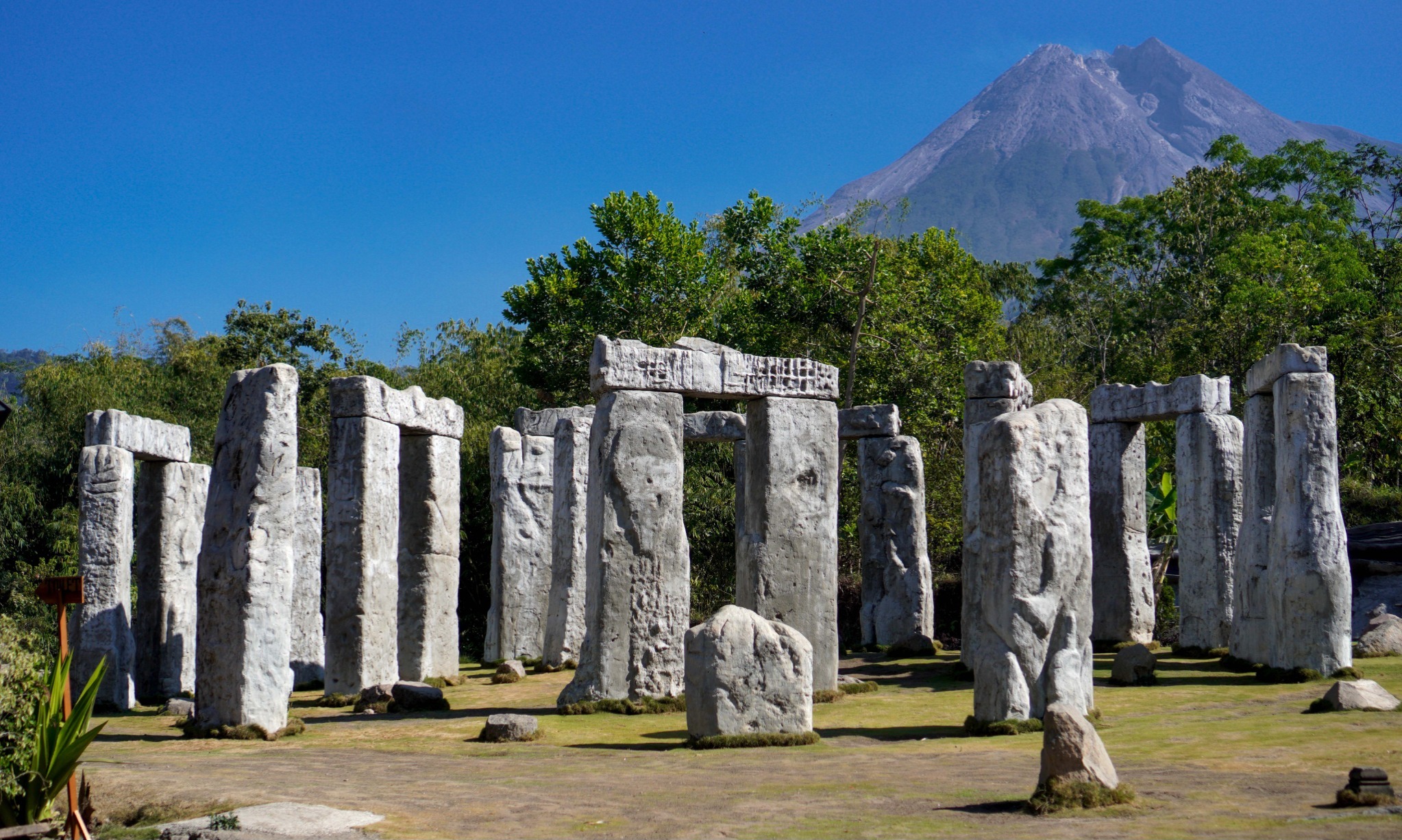 Berwisata Ke Stonehenge Cangkringan