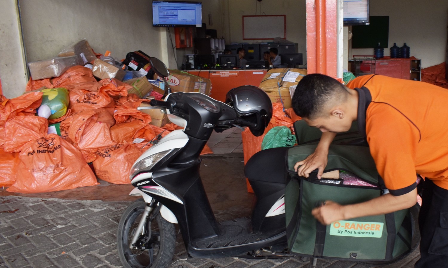Terapkan Industri Hijau, PT Pos Indonesia Beralih Ke Kendaraan Listrik