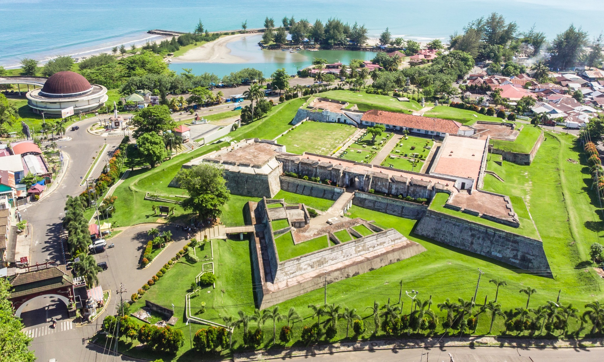 Menatap Keperkasaan Arsitektur Inggris Di Benteng Marlborough