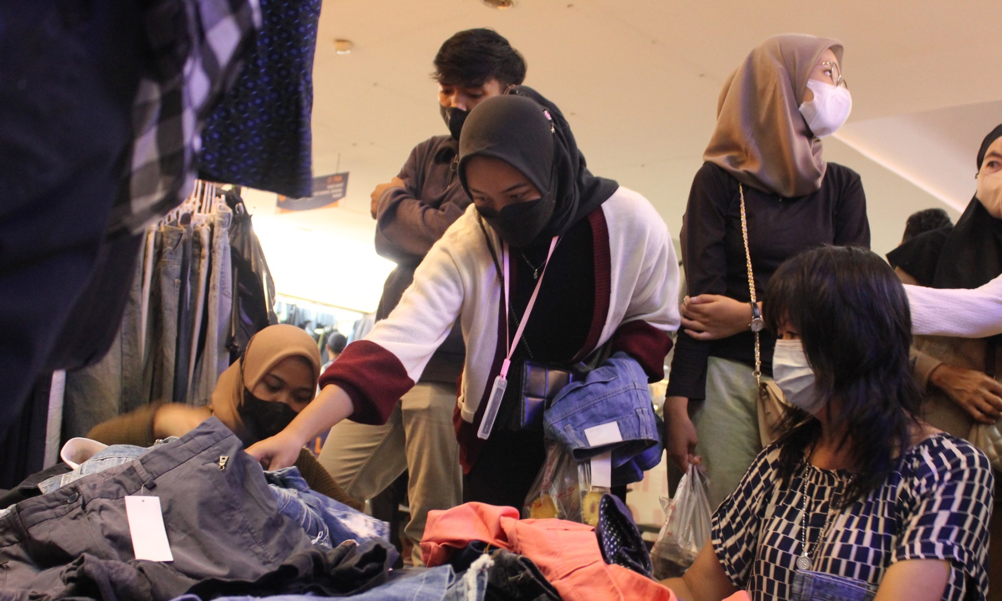 Tren <i>Thrifting</i>, Berapa Besar Pasar Baju Bekas Global?