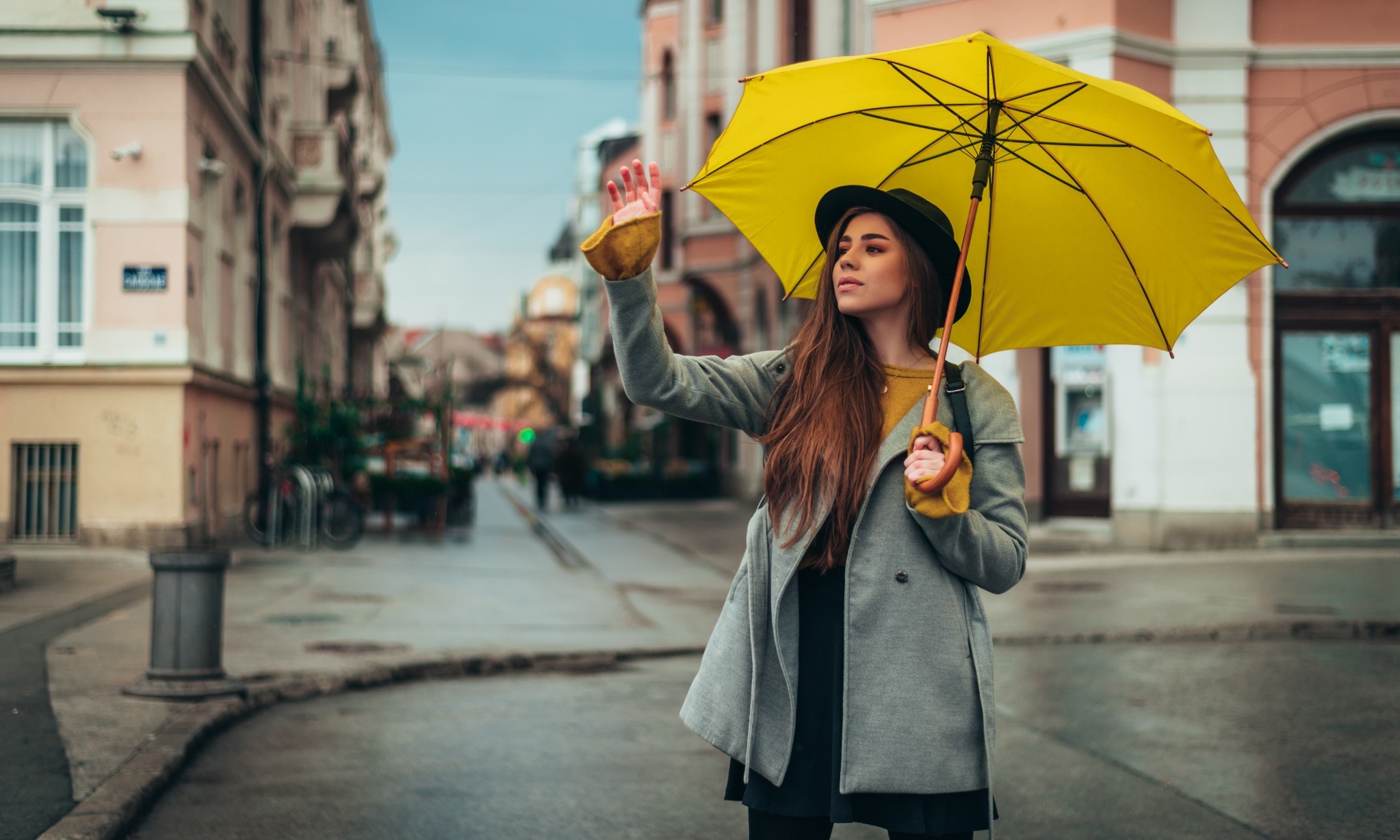 Tips Padu Padan Fesyen Di Musim Hujan