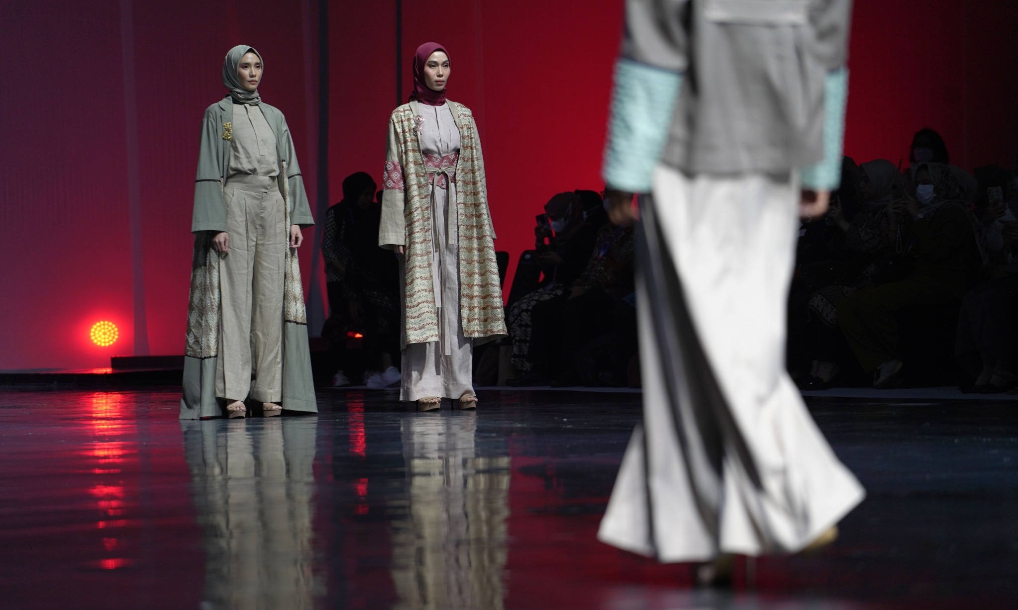 Lestarikan Wastra Nusantara, ESTEEN Gandeng Pondok Sutra di JMFW 2023