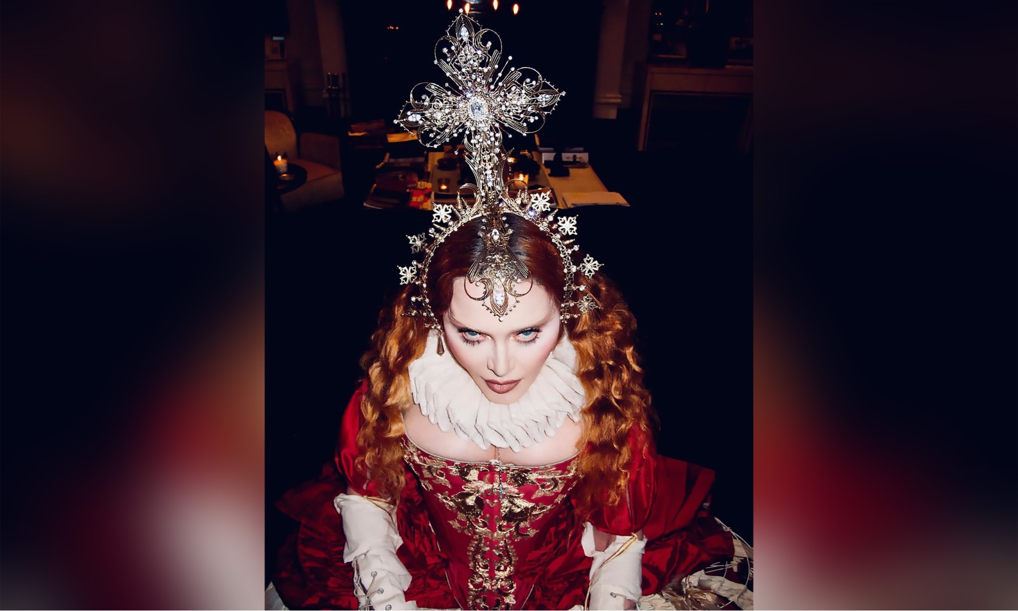 Madonna Kenakan Aksesori Rancangan Rinaldy Yunardi