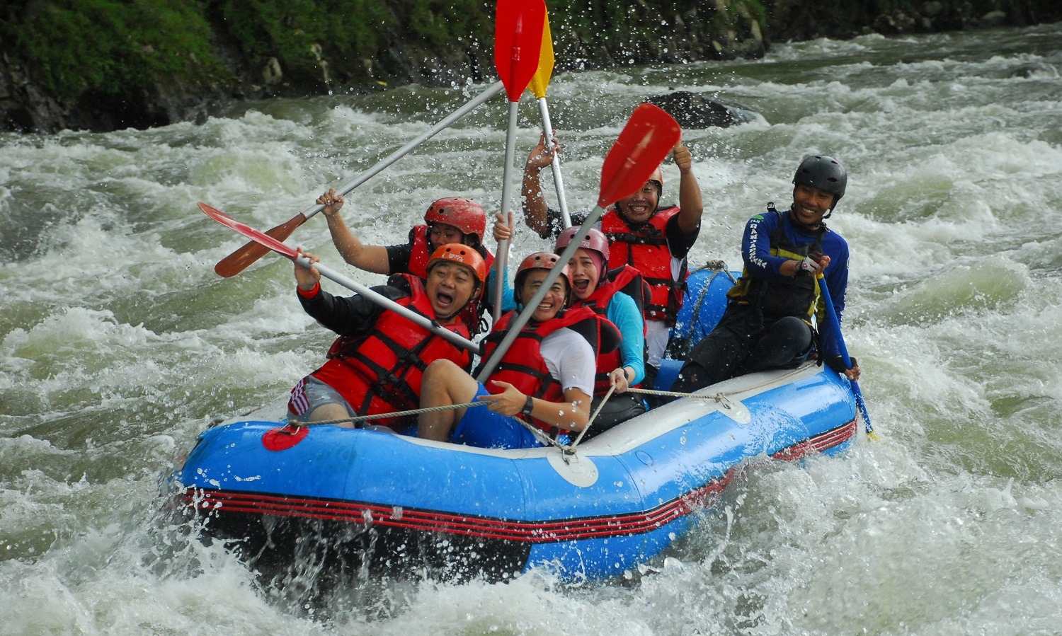 Tumpahkan Adrenalin Di Destinasi-Destinasi Arung Jeram