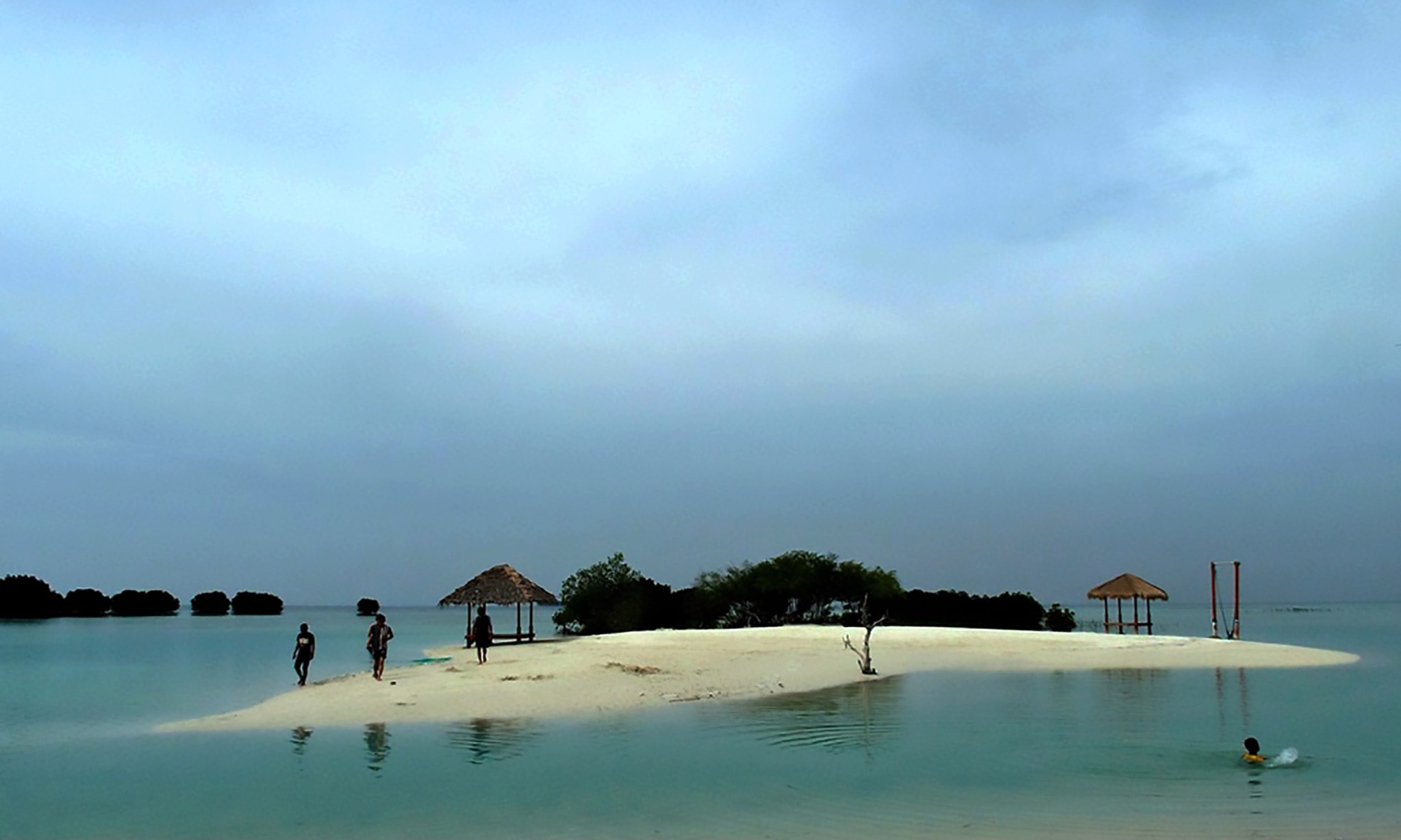 Menikmati Eksotisme Pantai Pasir Perawan