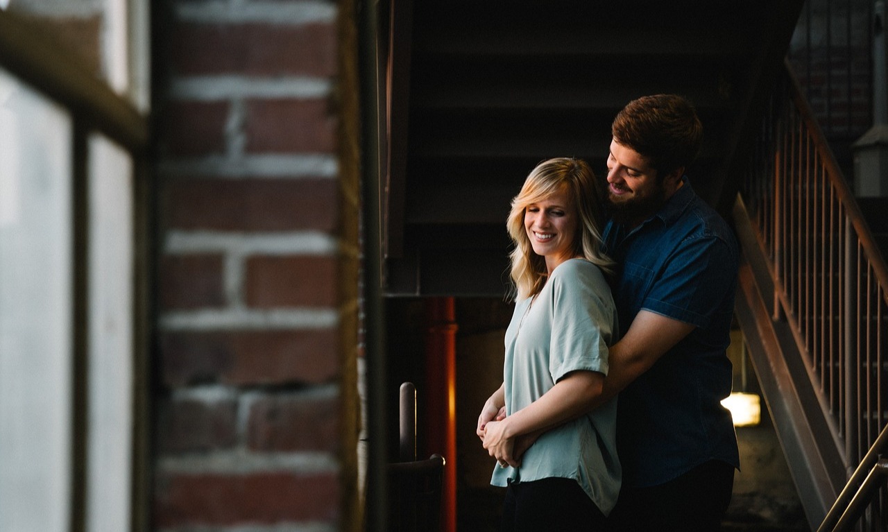 Ragam Manfaat Memeluk Pasangan Saat Tidur