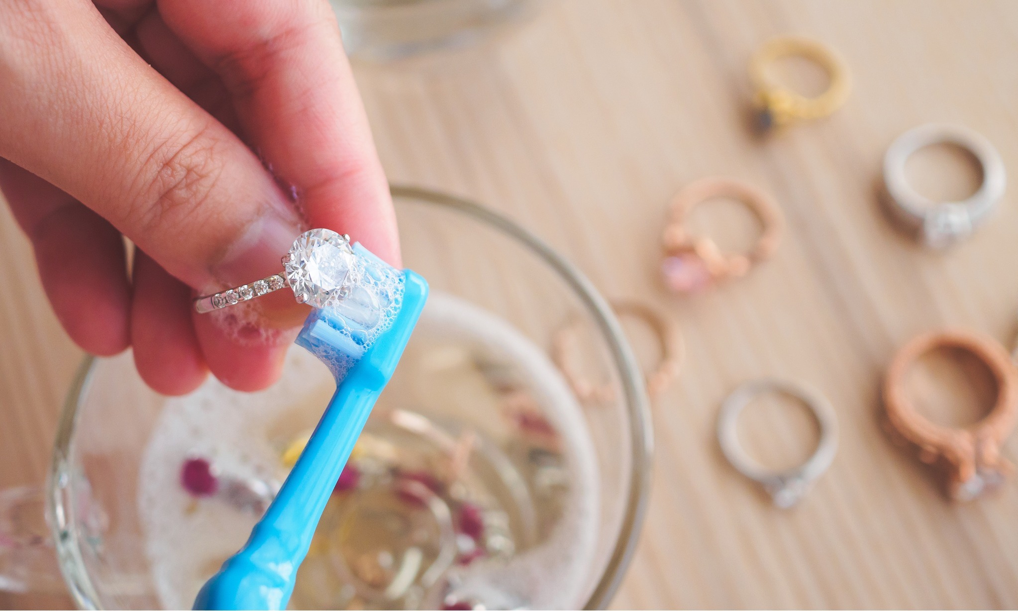 Cara Membersihkan Perhiasan Emas Ala Rumahan