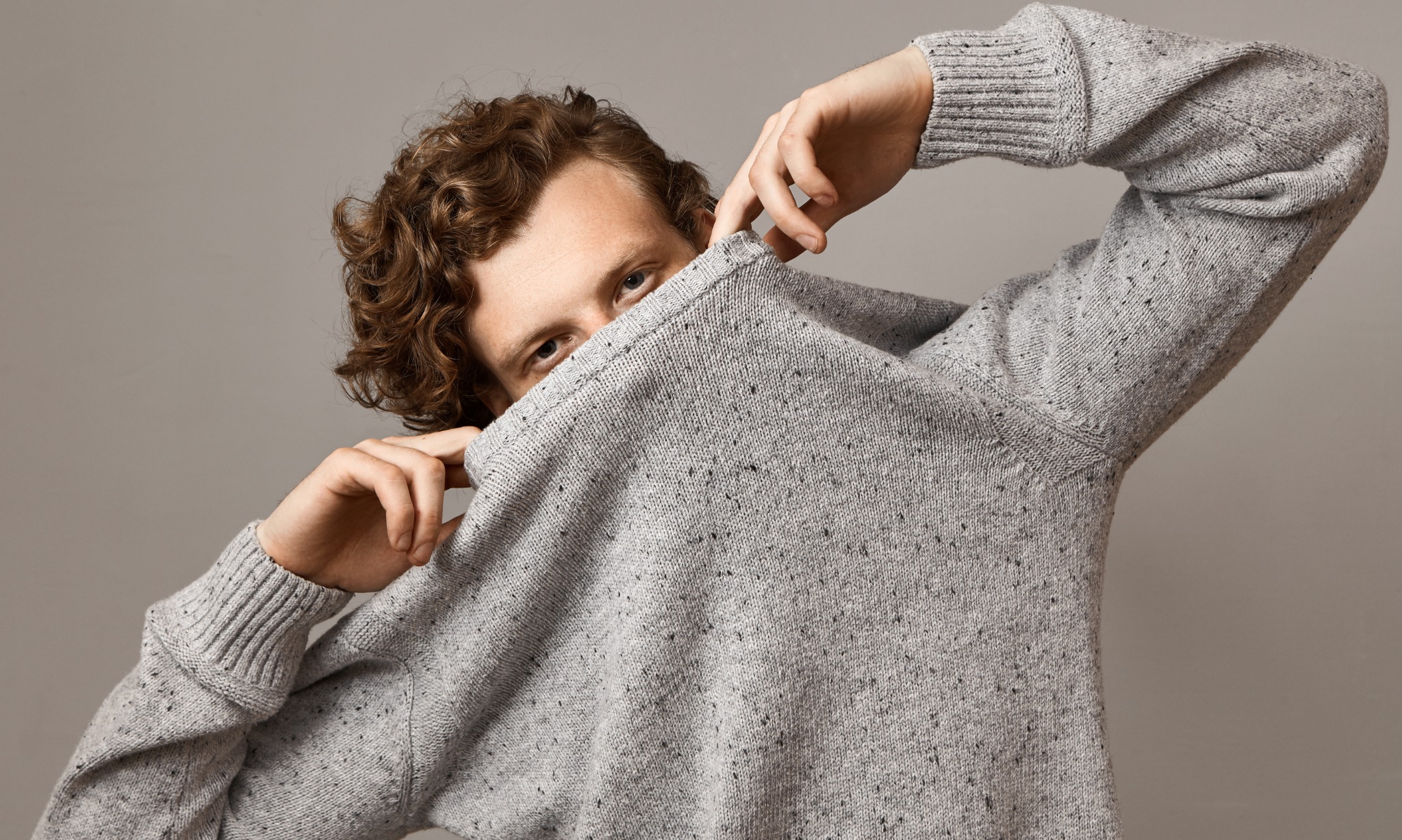 Tips Tampil Kasual Dengan <i>Mix And Match</i> Sweater