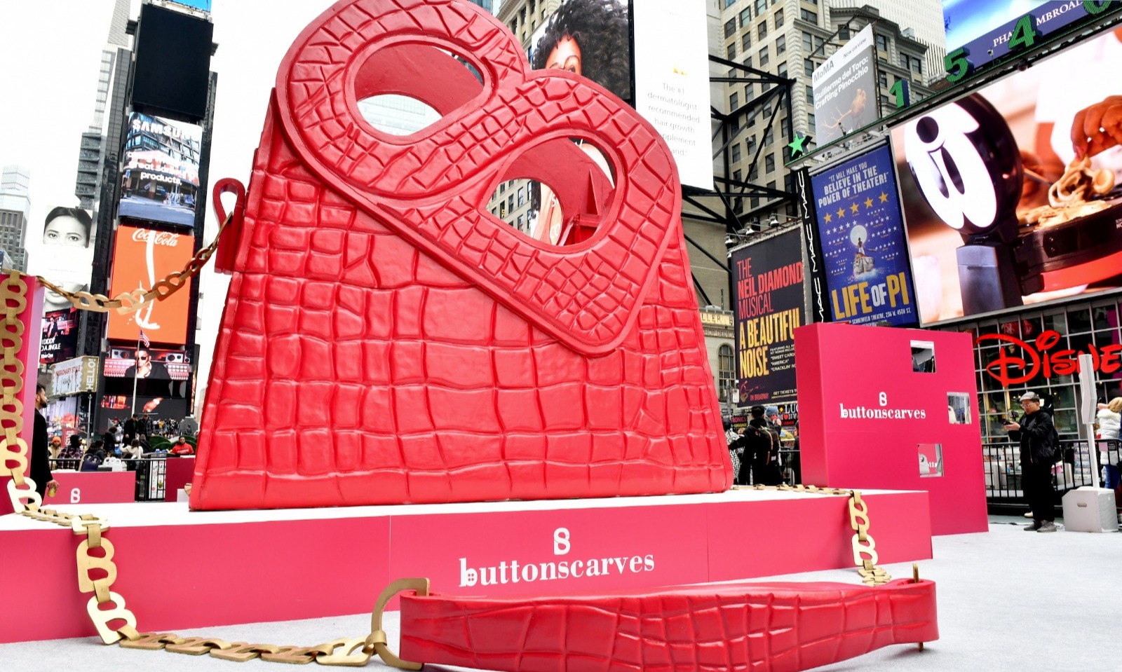 Buttonscarves Hadirkan Instalasi Besar Di Times Square