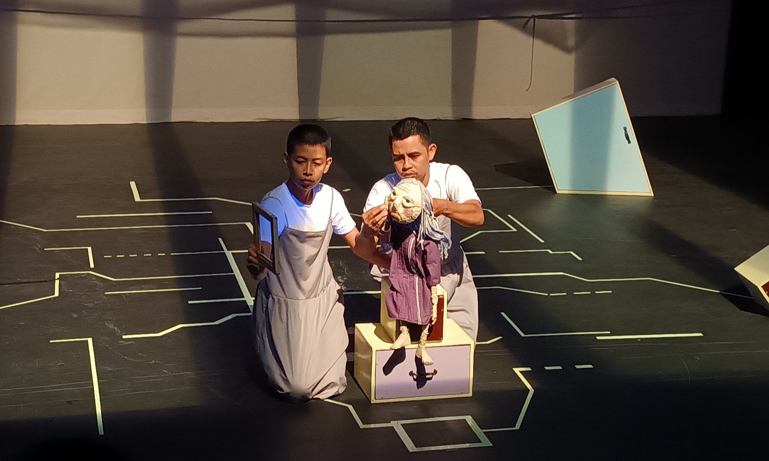 Elegi Perempuan Di Pertunjukan “Jalinan Kusam di Lemari Sosi”