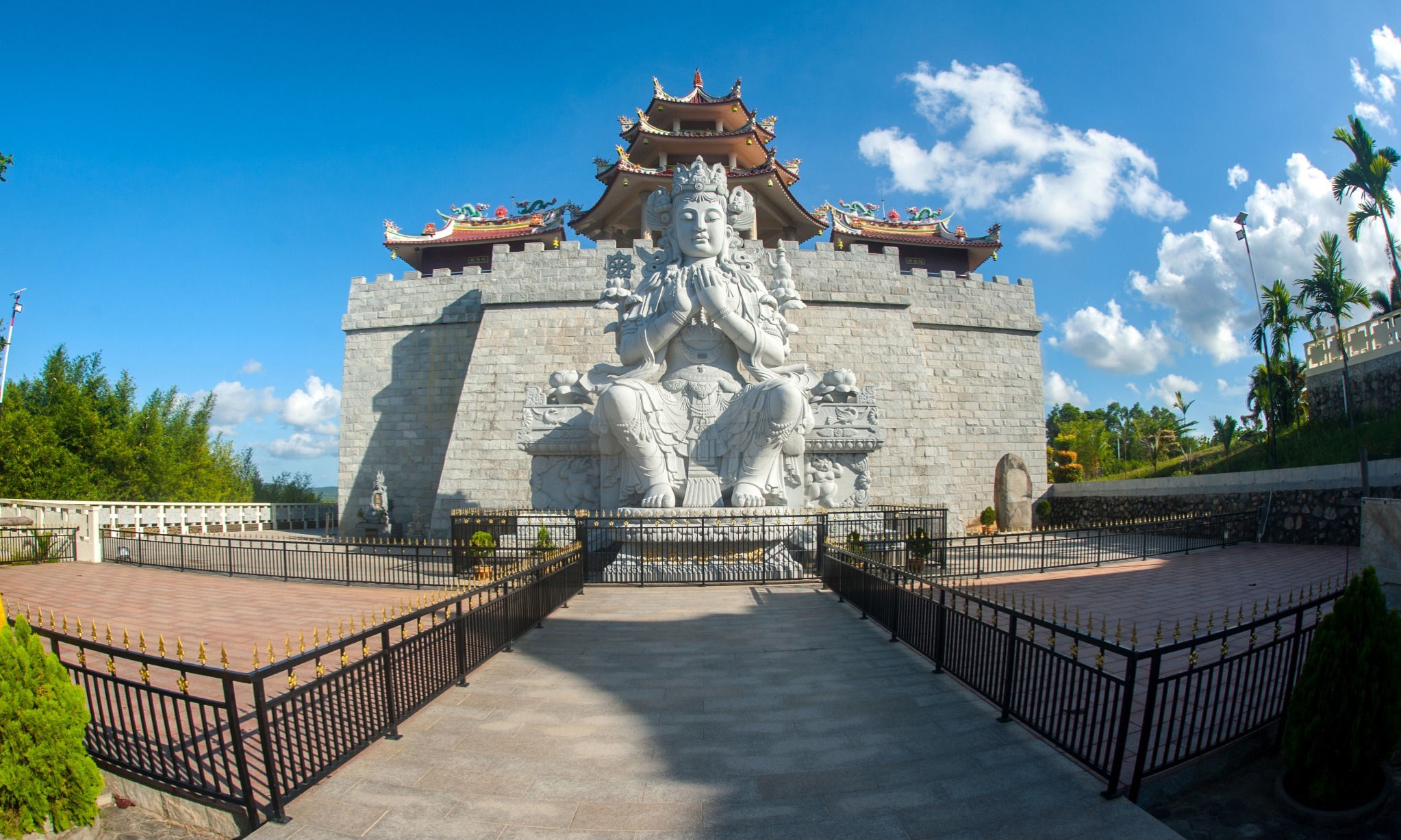 Vihara Ksitigarbha Bodhisattva, Vihara Seribu Wajah Di Tanjung Pinang