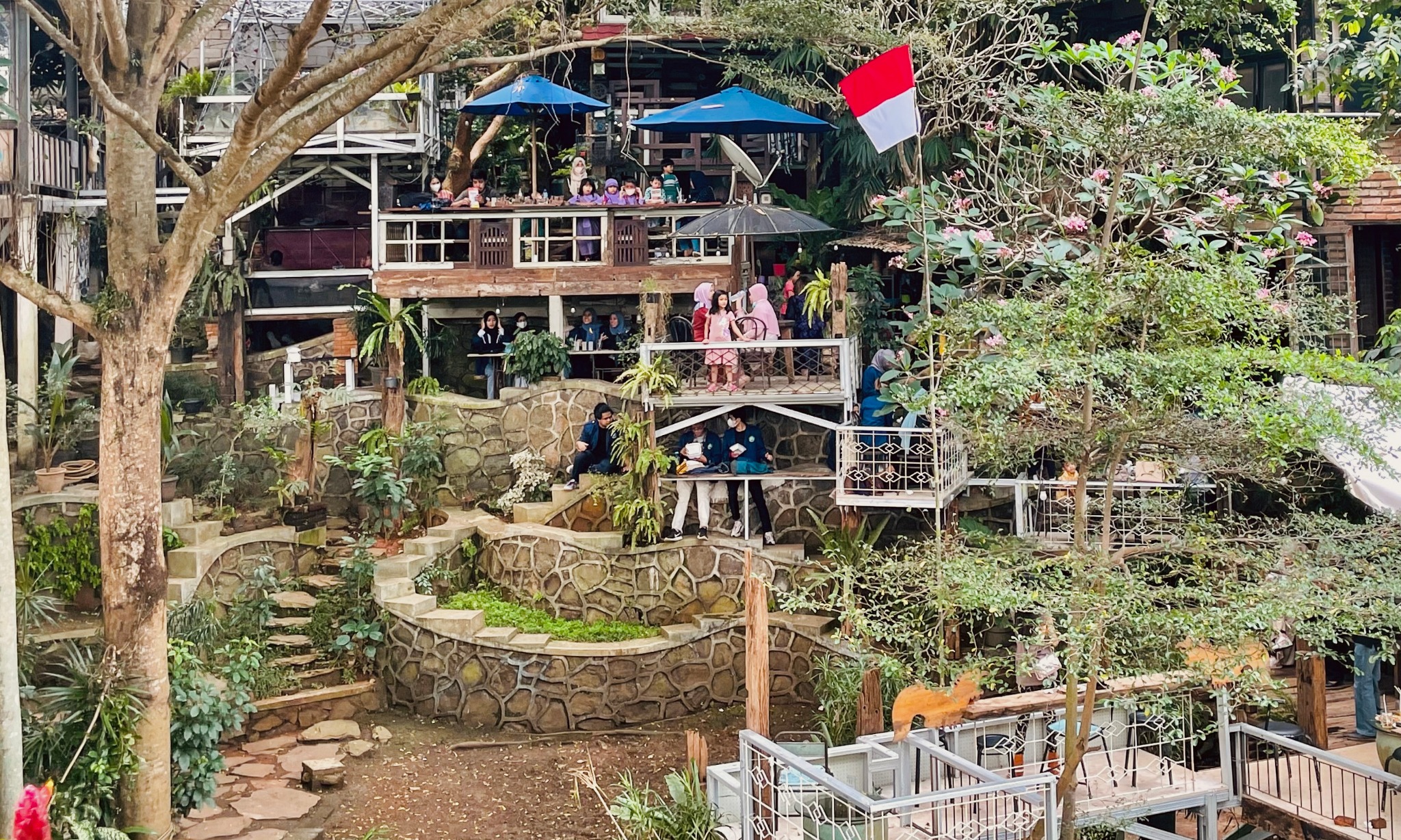 Rehat Sejenak Dari Hiruk Pikuk Ibu Kota Di Rummah Goa Dik Doank