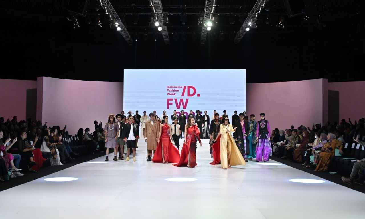 Sulam Karawo Tutup Indonesia Fashion Week 2023