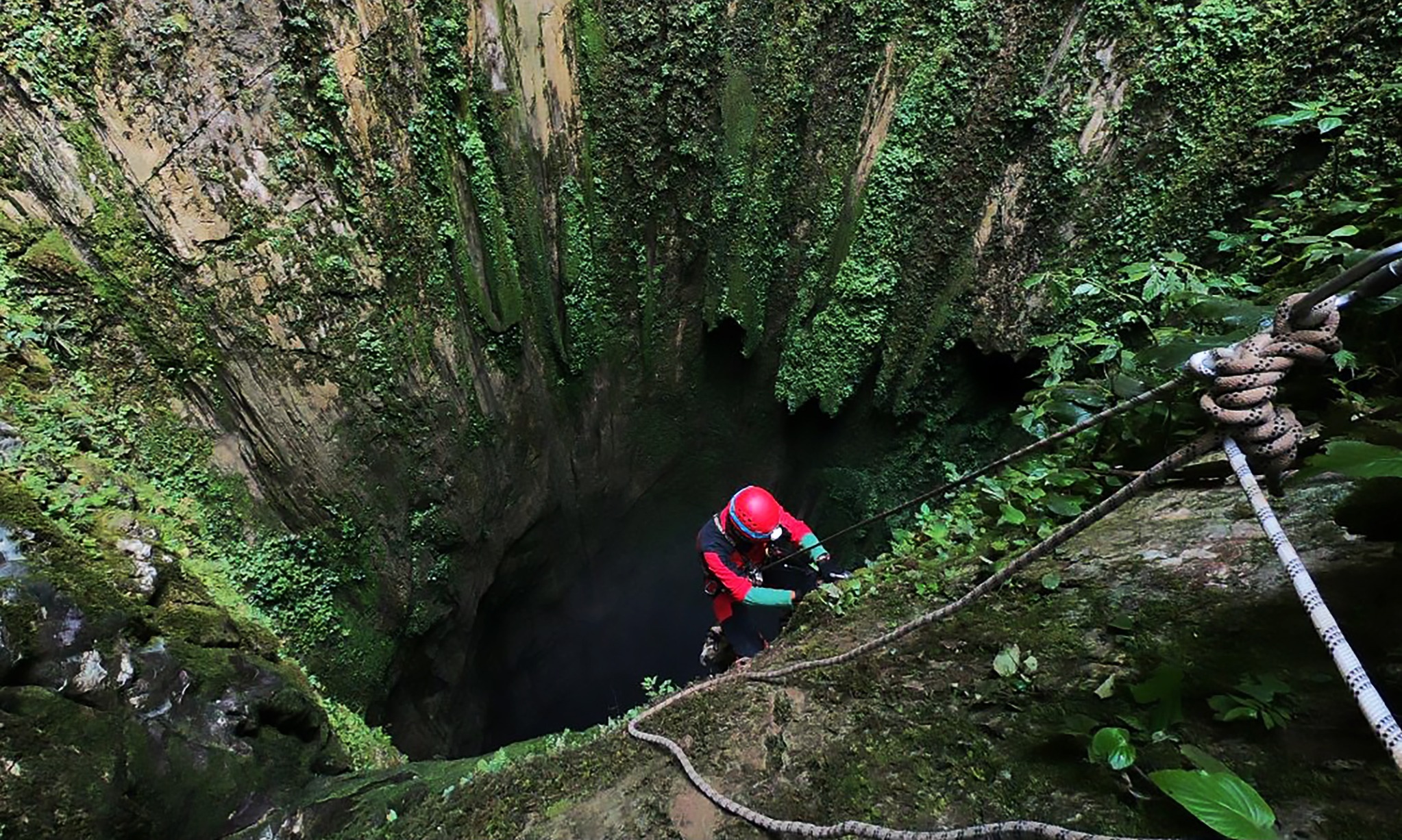 Menjelajah Ke Gua Vertikal Terdalam Di Indonesia, Gua Hatusaka