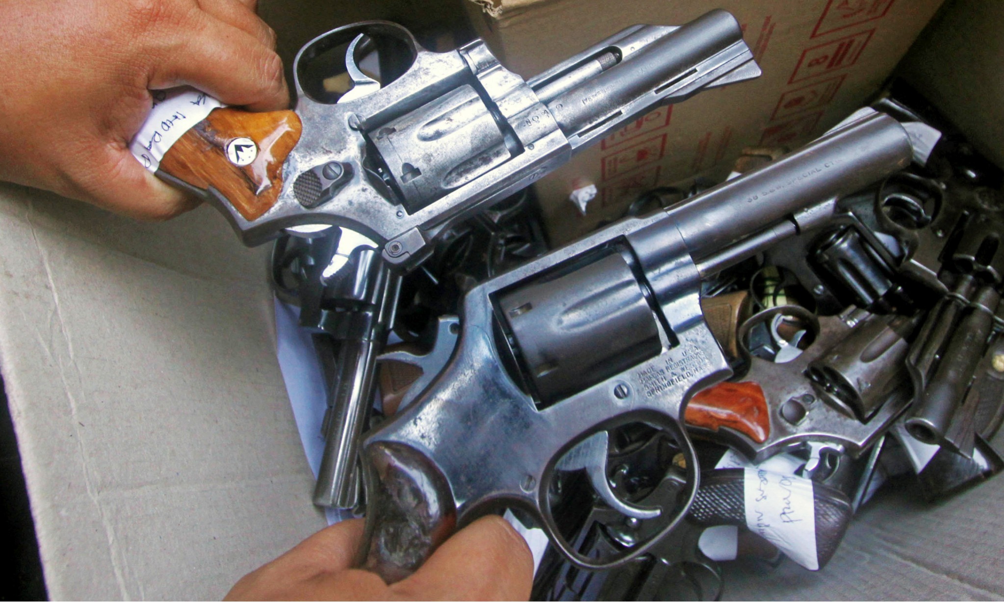 KPK-Polisi Usut Belasan Senpi Di Rumah Saksi