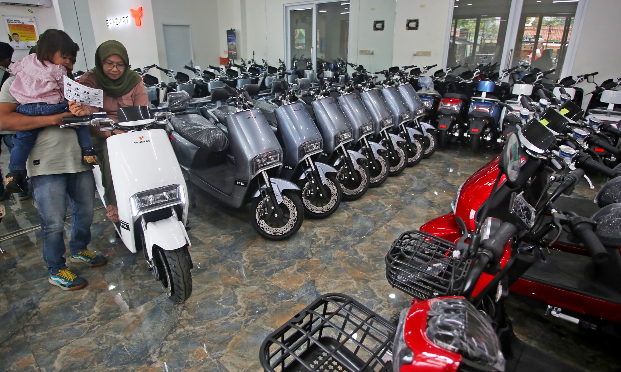 Minat Manfaatkan Bantuan Pembelian Motor Listrik? Simak Syarat Berikut