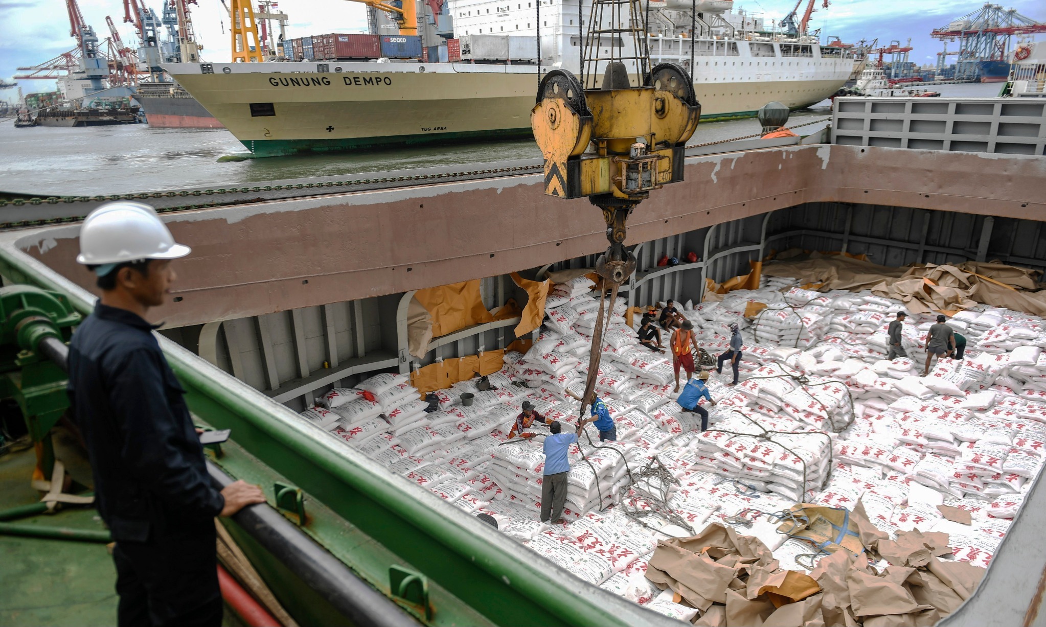 Amankan Stok, ID FOOD Impor 107.900 Ton Gula Kristal Putih