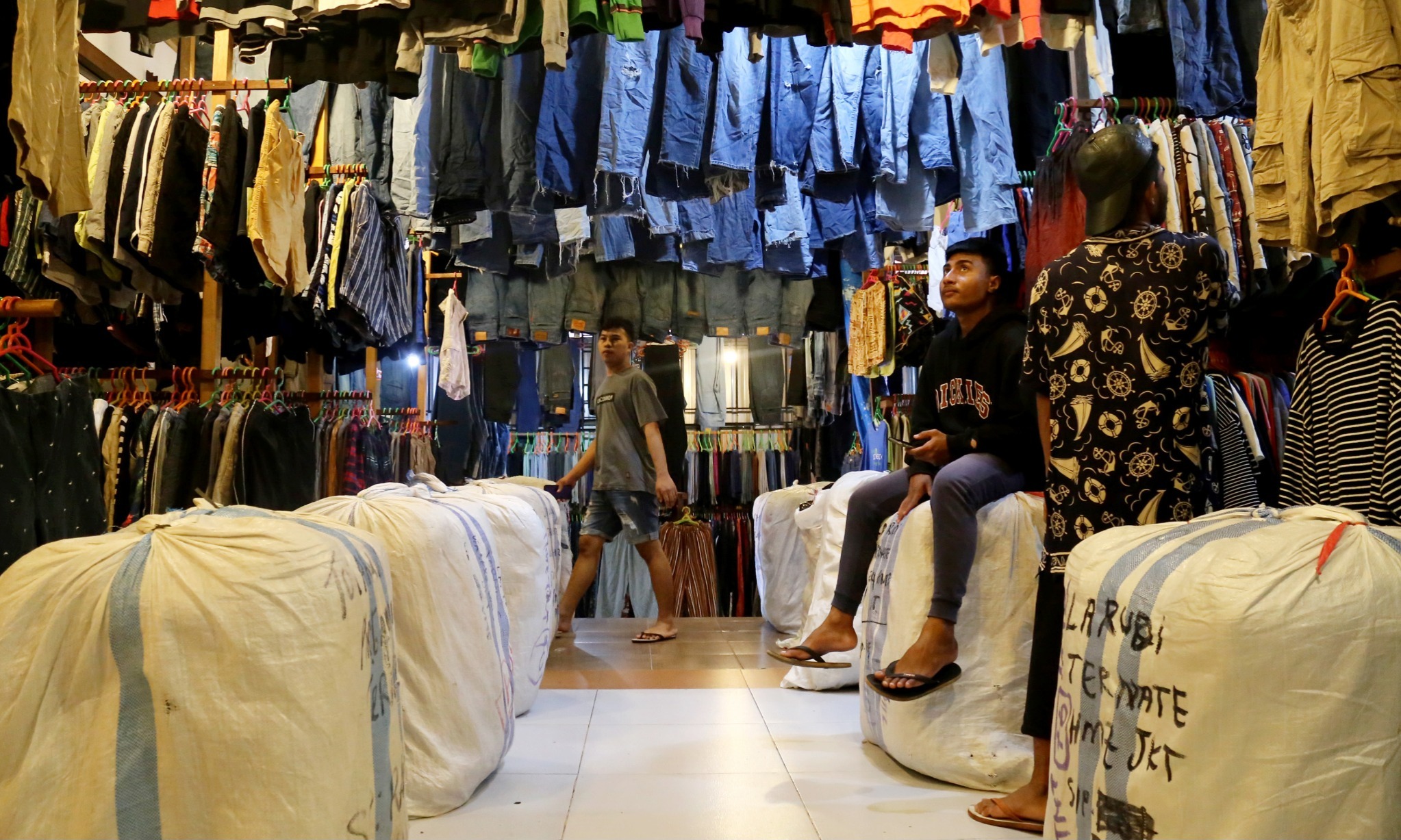 Thrifting; Ancaman Nyata Di Balik Murahnya Harga