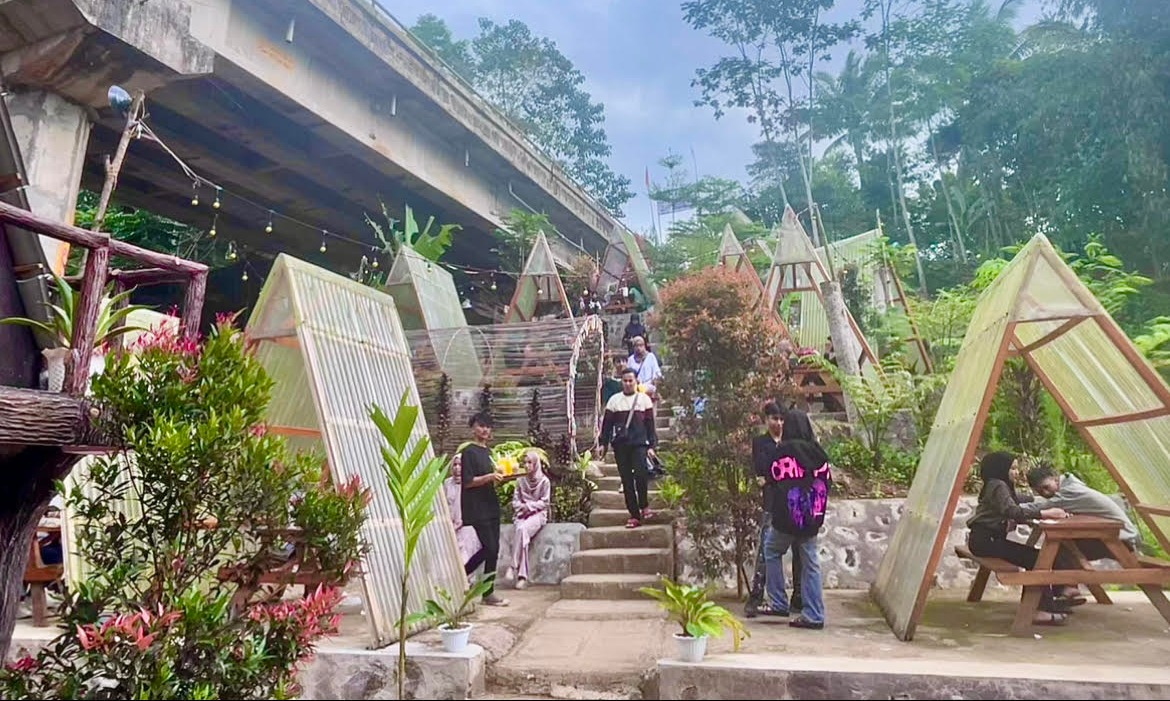 Menikmati <i>Ambiance</i> Jajan Unik Tasikmalaya Di Seblak Malaka