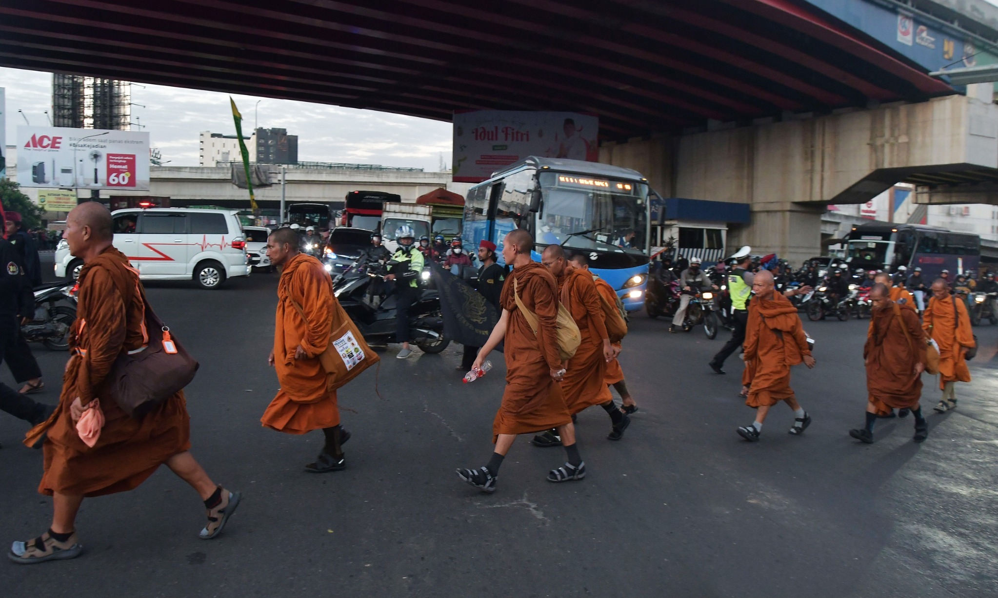 Mengenal Ritual Thudong Yang Dilakukan Para Biksu Menyambut Waisak