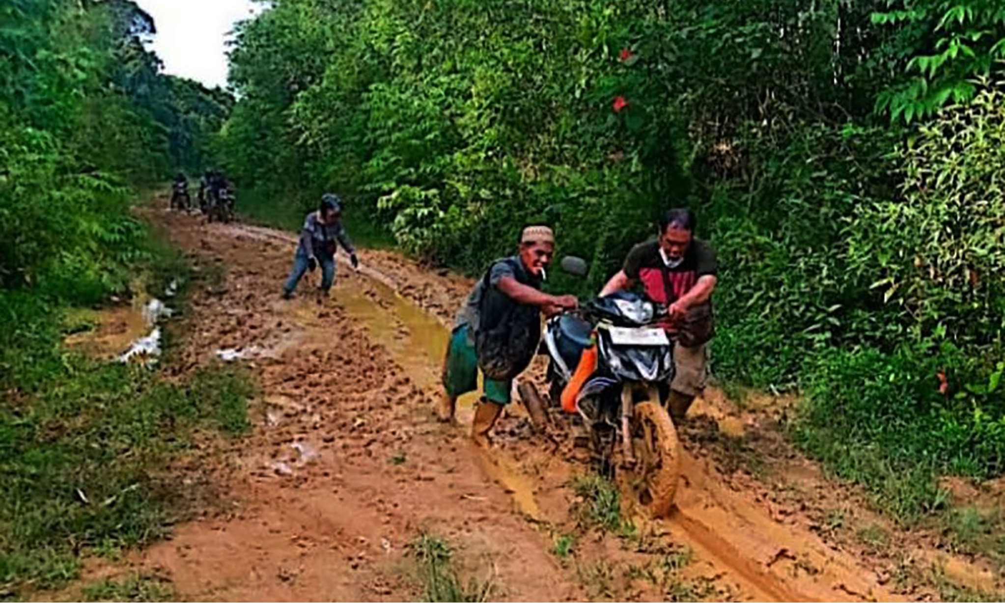 Jalan Rusak, Ratusan Warga Kutai Barat Terisolasi
