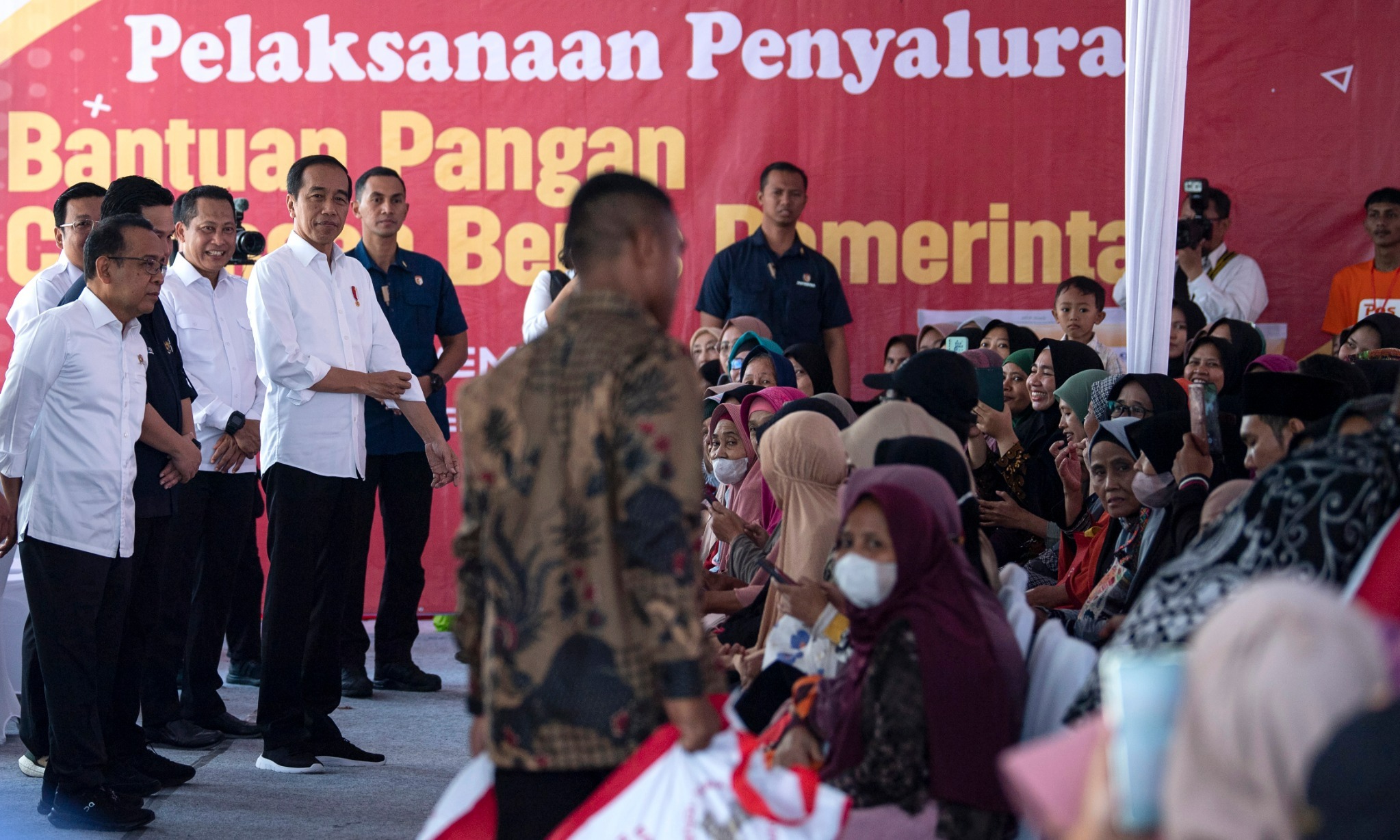 Bansos Beras Mulai Dibagikan di Bogor dan Jakarta