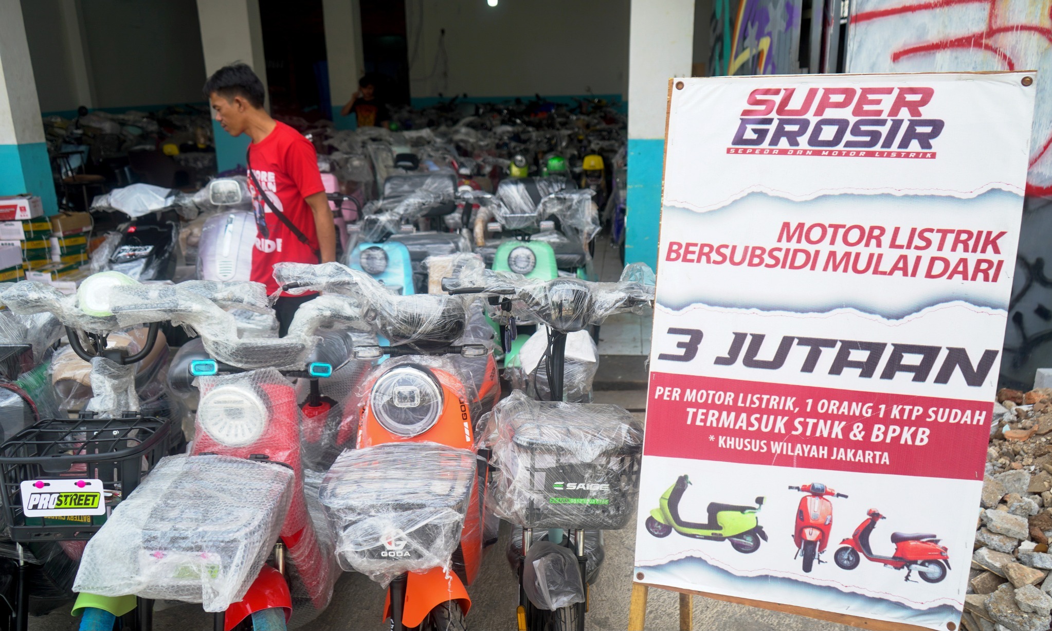 Utak-Atik Kebijakan Subsidi Motor Listrik