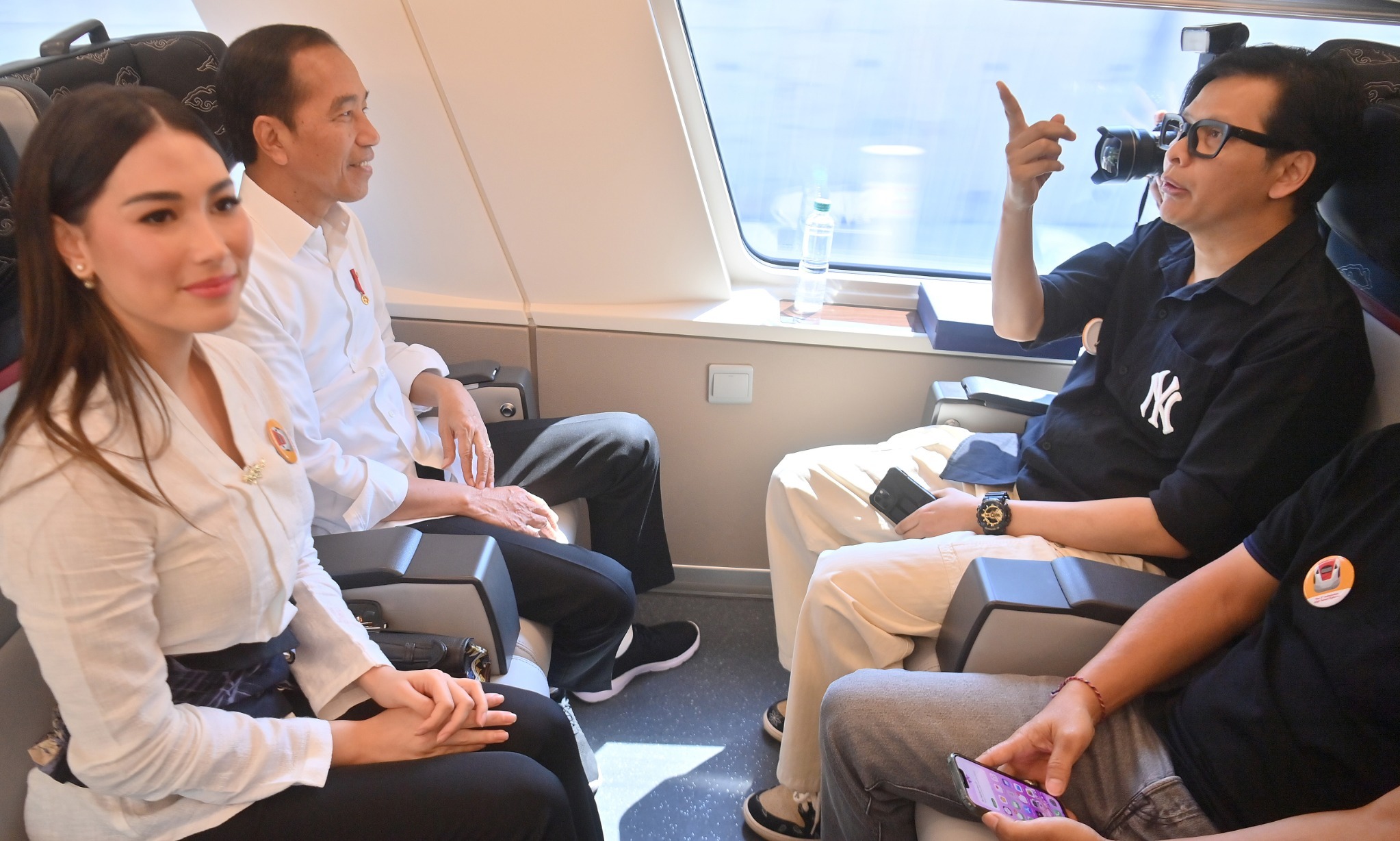 Kereta Cepat Membuat Para Artis Terpesona