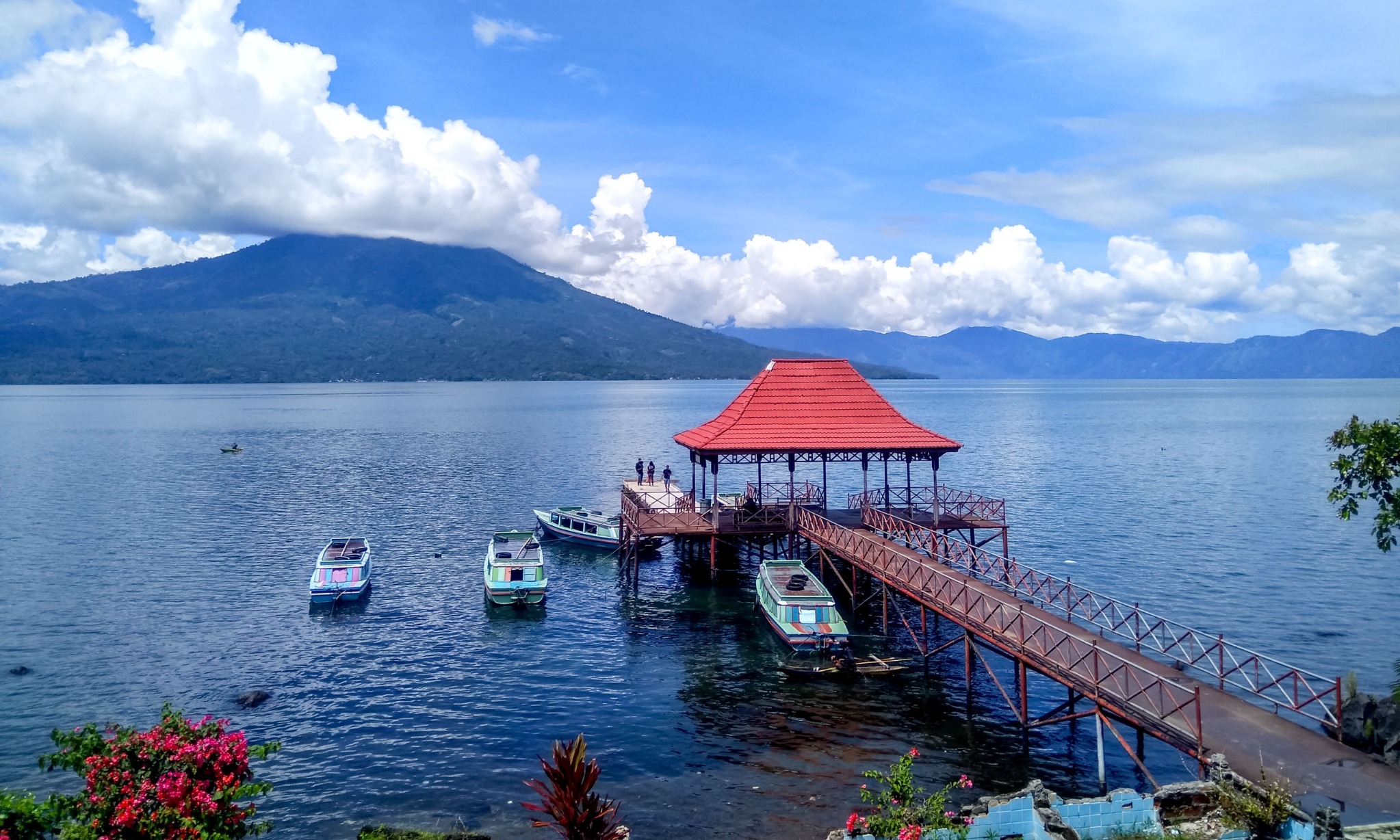 Kemolekan Danau Ranau Dan Pulau Marisa Di Tengahnya