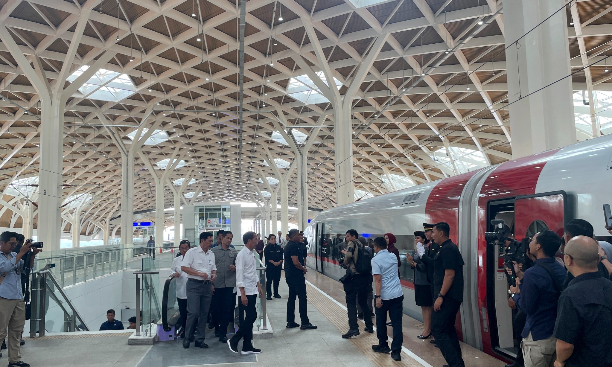 Luhut: Tarif KCJB Whoosh Gratis Hingga Pertengahan Oktober