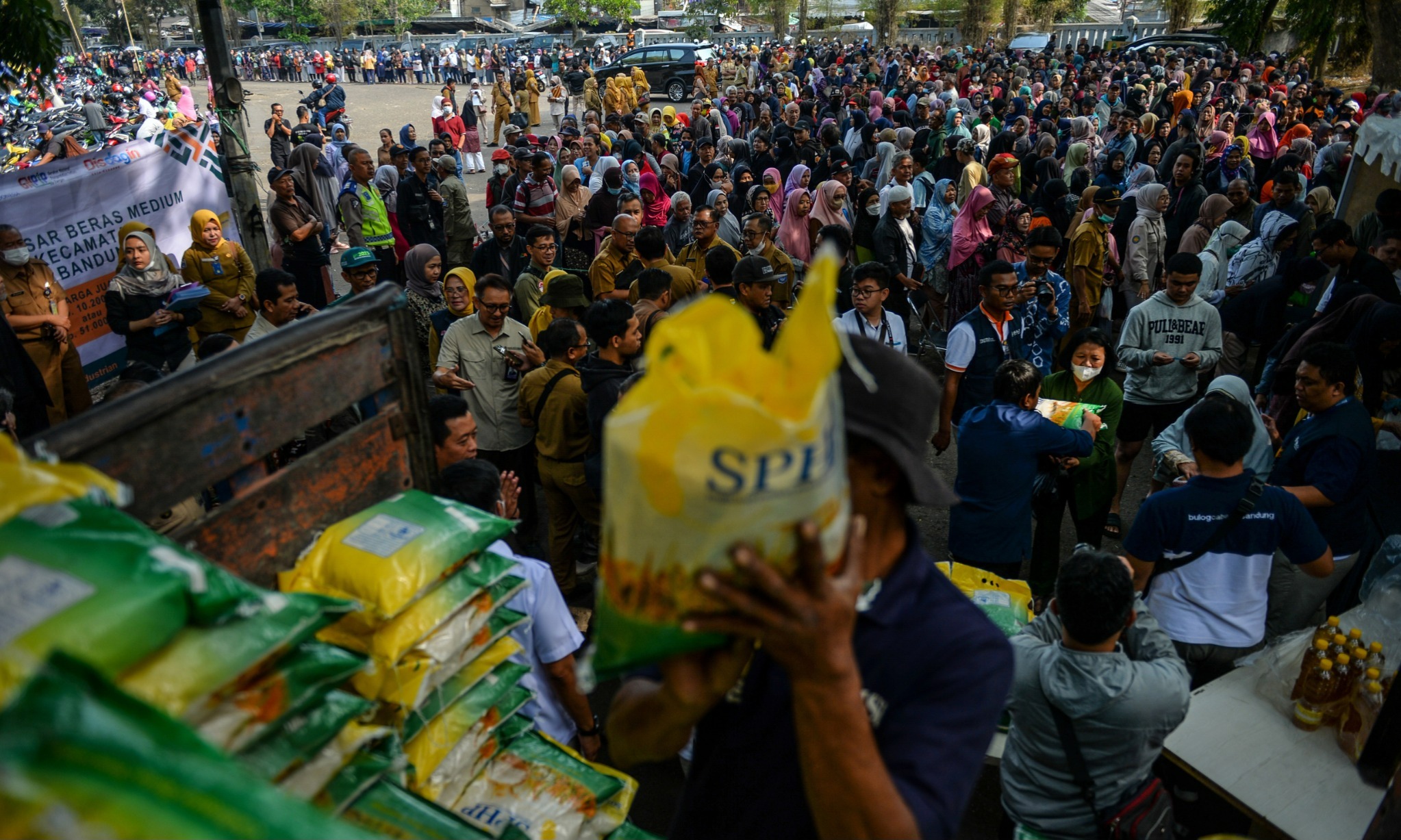 Jokowi Minta Beras Bulog Dilepas ke Pasar Guna Kendalikan Harga