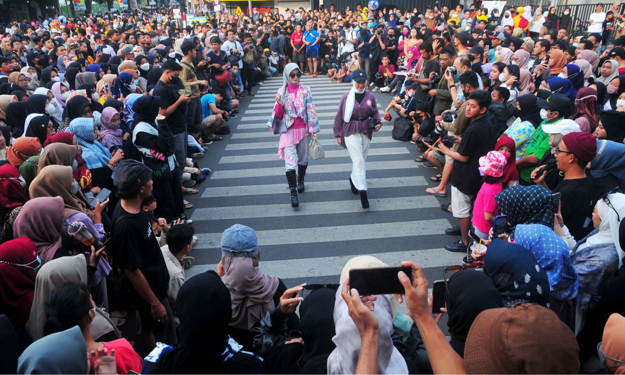 Soal Fesyen, Milenial Lebih <i>Sporty</i>, Gen Z Suka Retro