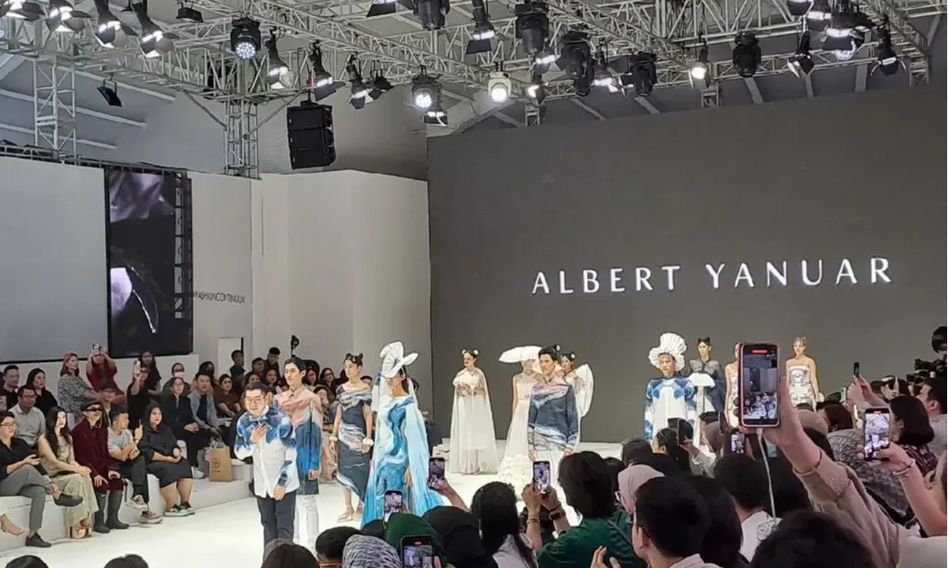 Albert Yanuar Curi Perhatian JFW 2024 Dengan Koleksi "Shapeshifter"