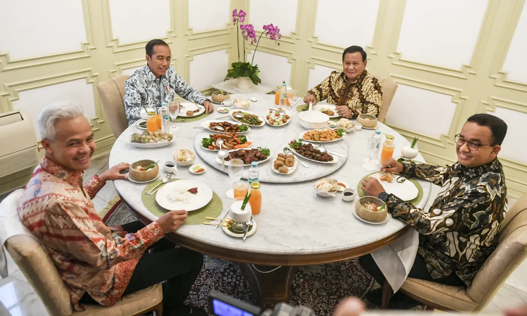 Jokowi Makan Siang Dengan Tiga Capres
