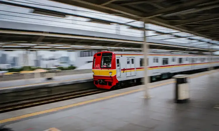 LRT Jabodebek Tingkatkan Volume Penumpang KRL Commuter Line