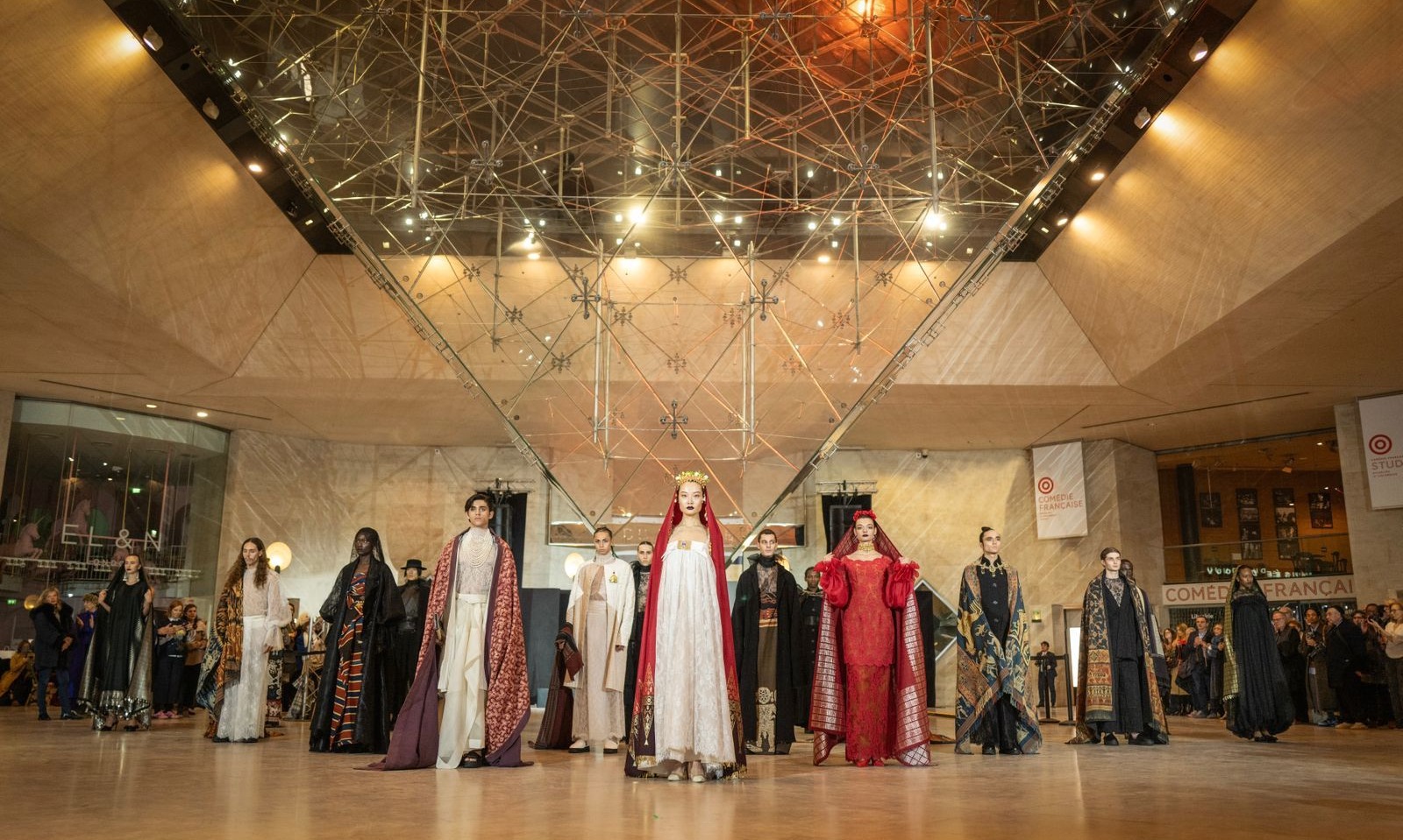 Wastra Indonesia Tampil Di Musee du Louvre, Paris